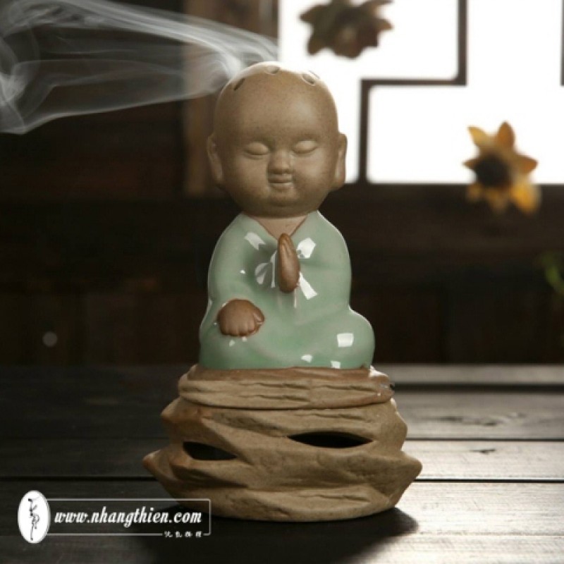 Xông trầm hình chú tiểu