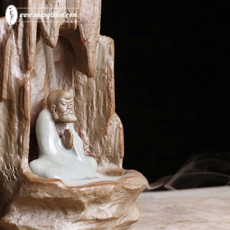 Xông trầm Đạt Ma ngồi thiền dưới thác
